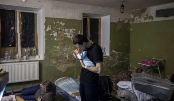 Pamje trishtuese nga Mariupoli, një foshnje e porsalindur dërgohet në bodrumin e spitalit pas sulmeve nga Rusia