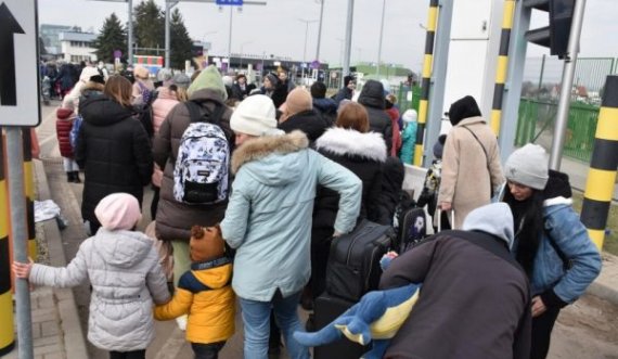 Afër 900.000 njerëz janë larguar nga Ukraina