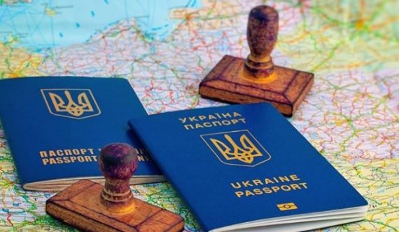 Në mes të luftës, shteti ia vendos vizat qytetarëve të Ukrainës