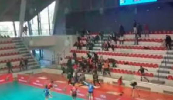 Pamje: Rrahje brutale mes dy tifozërive shqiptare