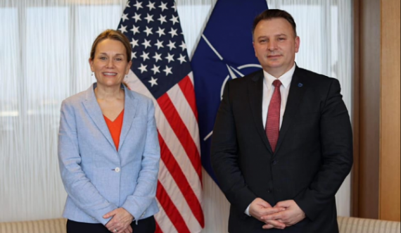 Në kohën kur po kërkohet përshpejtim drejt NATO-s, Përfaqësuesi i Kosovës takon ambasadoren e SHBA-së