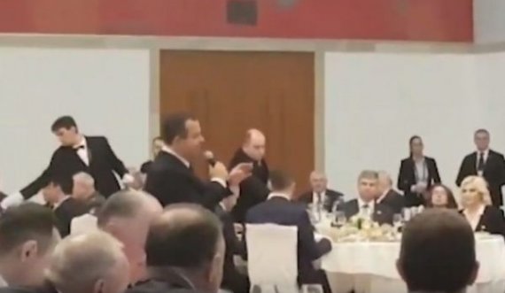 “Jo, sanksione Rusisë”, kur Daçiq ia këndonte ‘Kalinkën’ Putinit, Vuçiq duartrokiste