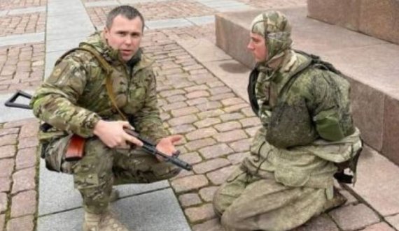 Deputeti ukrainas shihet duke i gjunjëzuar tre ushtarë rusë