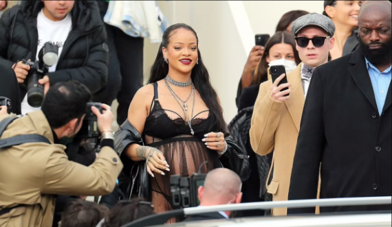 Rihanna shfaq barkun e një shtatzënë