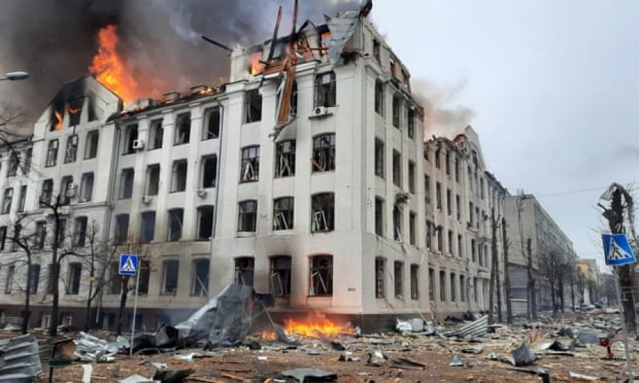 Publikohen fotografi të ndërtesës së policisë në Kharkiv pas bombardimit nga Rusia