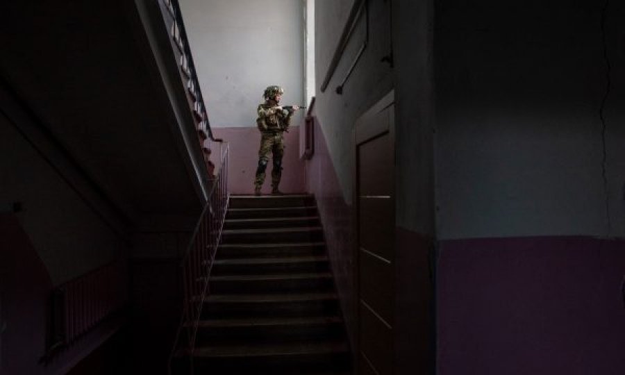 “Si të ziheshin duke vjedhur ndonjë kabllo”, pamjet e ushtarëve rusë të kapur nga Ukraina