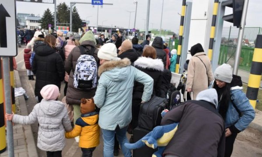 Afër 900.000 njerëz janë larguar nga Ukraina