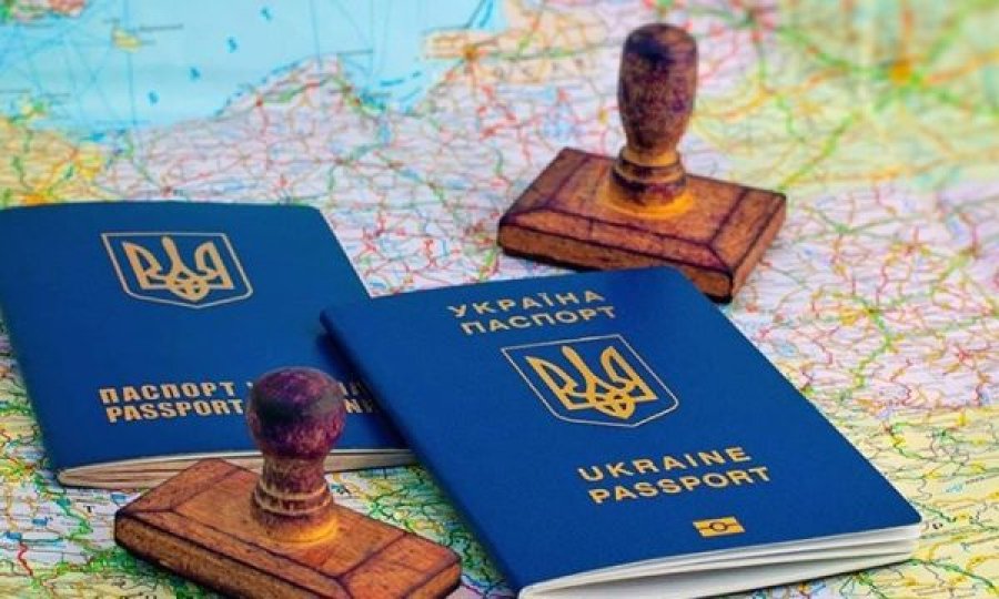 Në mes të luftës, shteti ia vendos vizat qytetarëve të Ukrainës