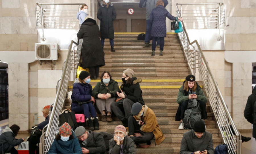 Gjendje kaotike nga bombardimet ruse, 15 mijë njerëz të strehuar në Metronë e Kievit