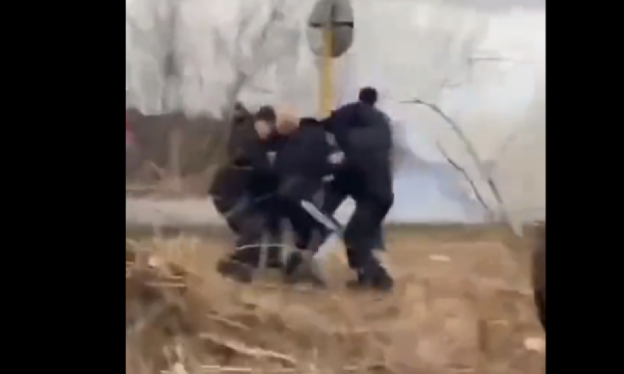 Rusët ua hedhin granatën civilëve ukrainas