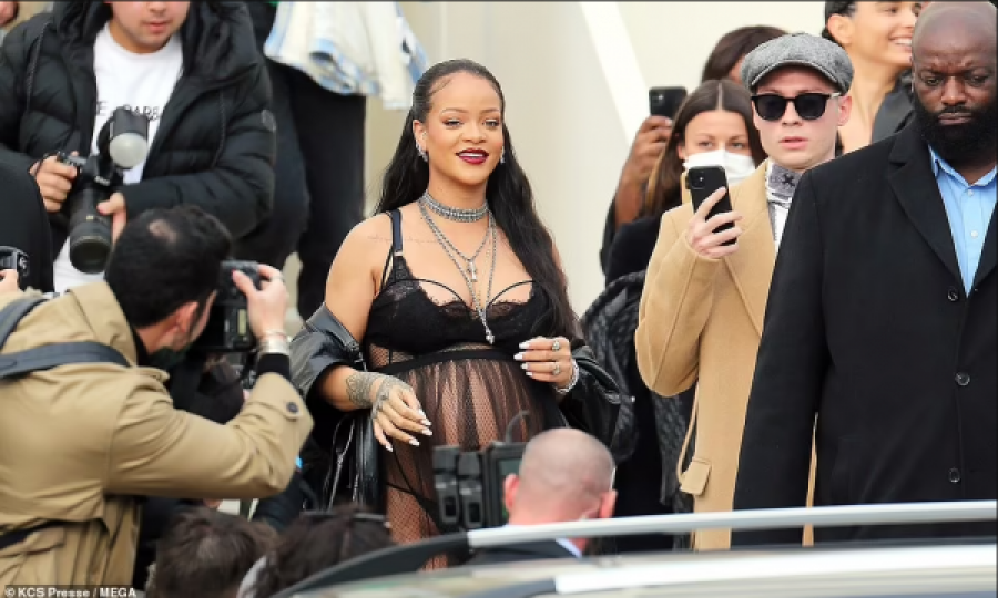 Rihanna shfaq barkun e një shtatzënë