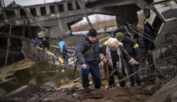 Taktika barbare ruse: Ushtria po bombardon hekurudhat dhe urat për të mos i lejuar ukrainasit të evakuohen