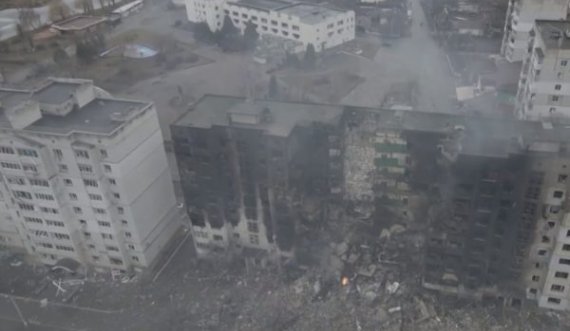 Pamjet me dron tregojnë qytetin e shkatërruar në afërsi të Kievit