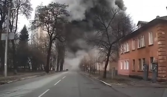 Raketa goditi ndërtesën e banimit në një qytet të Ukrainës