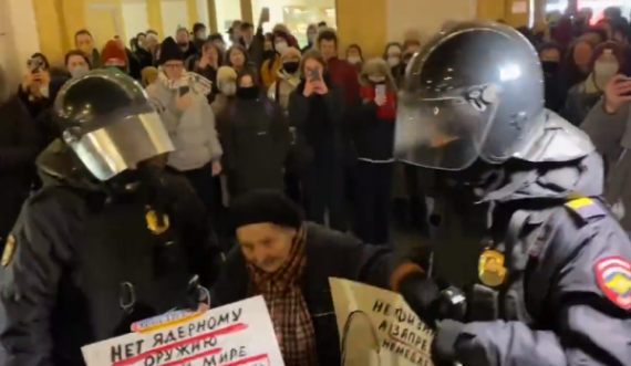 Protestoi kundër luftës, regjimi i Putinit e arreston të moshuarën që i mbijetoi Luftës së Dytë Botërore