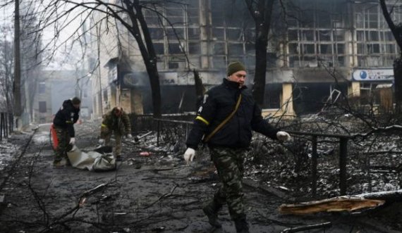 Zyrtarë të Ukrainës thonë se rusët e kanë rrethuar Mariupolin