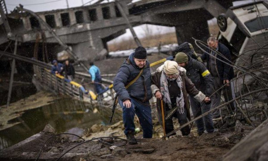 Taktika barbare ruse: Ushtria po bombardon hekurudhat dhe urat për të mos i lejuar ukrainasit të evakuohen