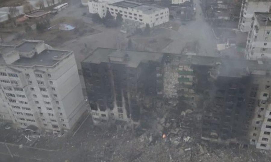 Pamjet me dron tregojnë qytetin e shkatërruar në afërsi të Kievit