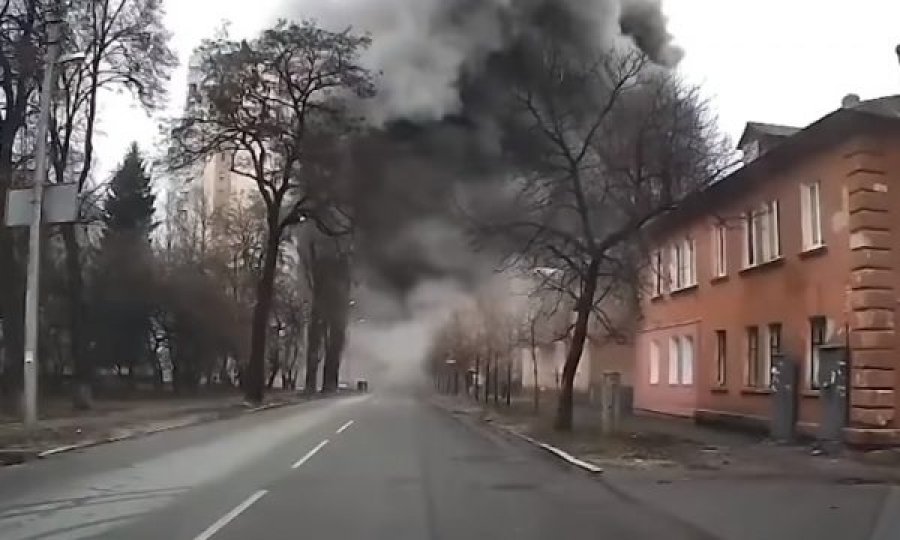 Raketa goditi ndërtesën e banimit në një qytet të Ukrainës