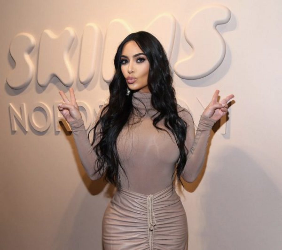 Kim Kardashian është zyrtarisht një grua beqare!