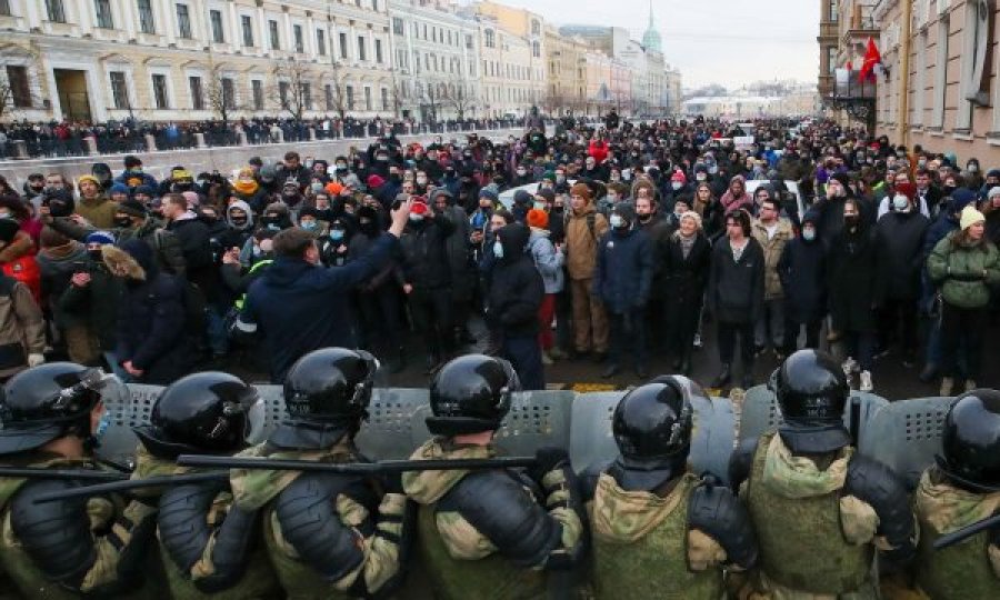 Kompania gjigante suedeze pezullon operimin në Rusi, preken 15 mijë punëtorë