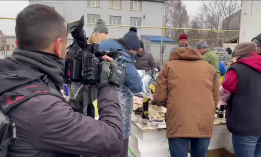 Kështu po i presin rusët banorët e qytetit ukrainas që ende s’janë prekur nga lufta