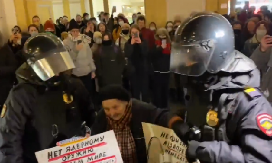 Protestoi kundër luftës, regjimi i Putinit e arreston të moshuarën që i mbijetoi Luftës së Dytë Botërore