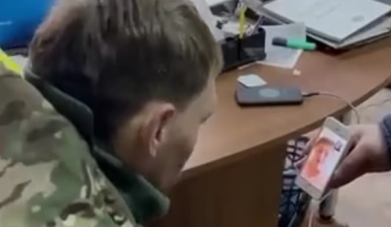 Ushtari rus i kapur rob shpërthen në të qara para të ëmës në telefon (Video)