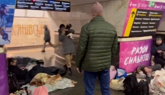 Video emocionuese, Klitschko i viziton fëmijët që e kanë bërë shtëpi stacionin e metros