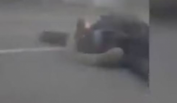 Ushtarët rusë vrasin ukrainasin para syve të të birit, rrëqeth video: Babi të lutem mos vdis