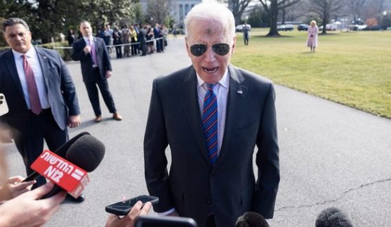 Joe Biden bëhet viral në SHBA pasi shfaqet me një shenjë në ball, zbulohet se çfarë është