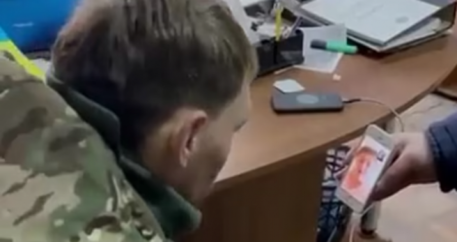 Ushtari rus i kapur rob shpërthen në të qara para të ëmës në telefon (Video)