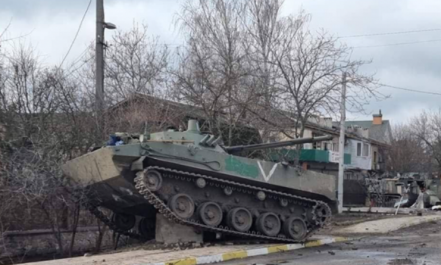 Shkatërrohet konvoji rus në qytetin e Ukrainës, dalin pamje të rënda të ushtarëve të vrarë