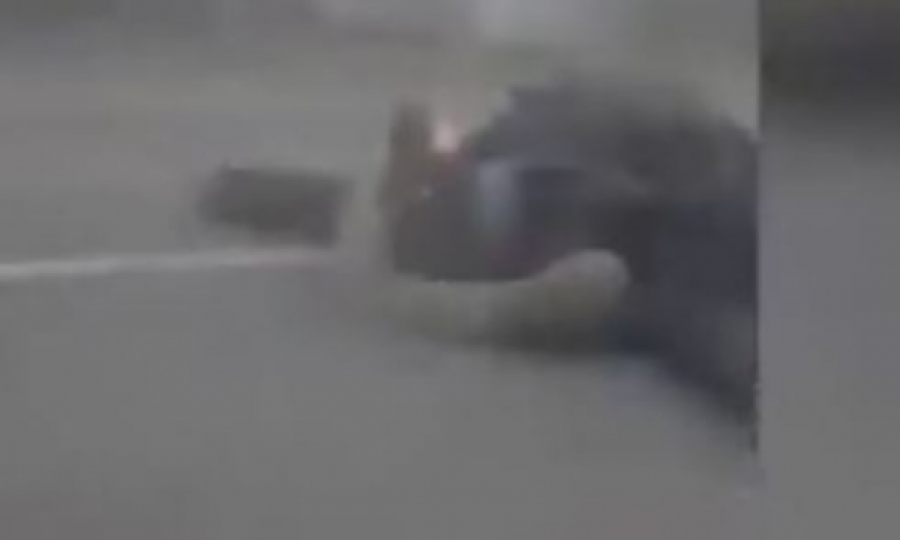 Ushtarët rusë vrasin ukrainasin para syve të të birit, rrëqeth video: Babi të lutem mos vdis