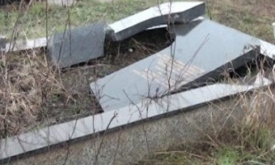 Dëmtohet një varrezë në Lipjan