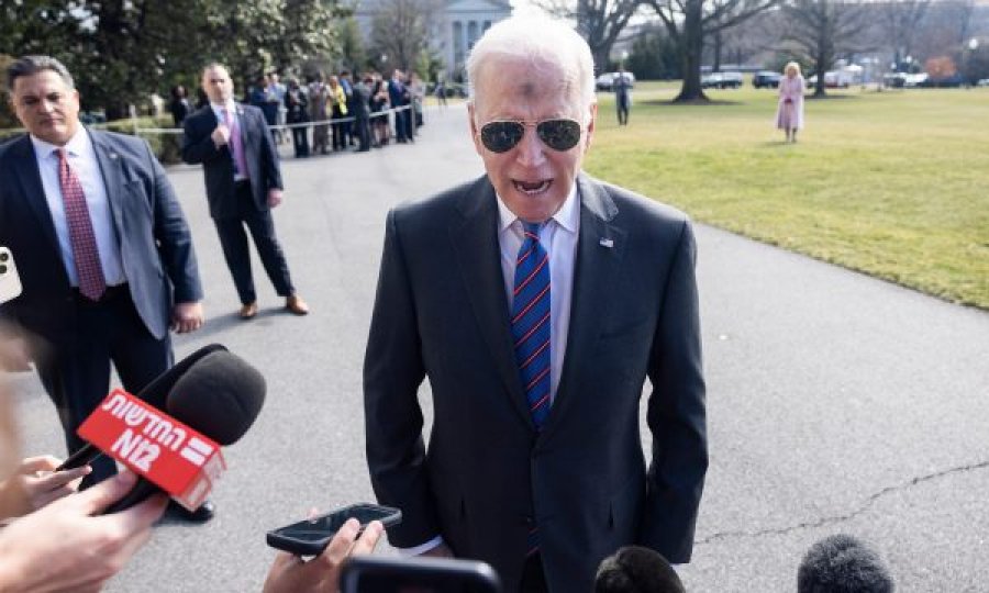 Joe Biden bëhet viral në SHBA pasi shfaqet me një shenjë në ball, zbulohet se çfarë është