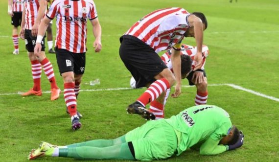 Pamje: Në Holandë ndërpritet ndeshja, portieri u godit me mjete të forta nga tifozët