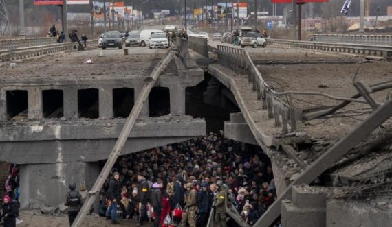 Pamje drithëruese, ukrainasit strehohen nën urën e shkatërruar gjatë përpjekjeve për evakuim