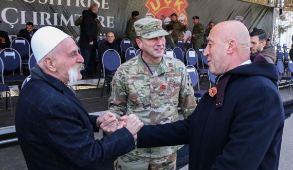 Duke shtrënguar duart me Rifat Jasharin, Haradinaj: Jemi krenarë të gjithë