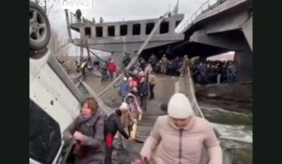 Ukrainasit kalojnë në urën e shembur për t’i shpëtuar armikut