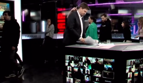 Putin ua ndaloi transmetimin, stafi i televizionit rus i çojnë mesazh në paraqitjen e fundit