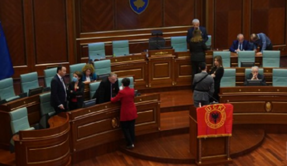 Ganimete Musliu vendos flamurin me emblemën e UÇK-së në foltoren e Kuvendit