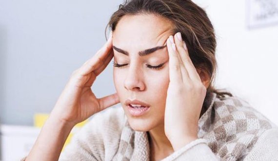 A mund të shkaktojë moti dhimbje koke?
