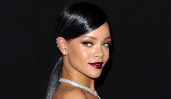 Rihanna na shpalos veshjet më të veçanta të shtatzënisë. Si ju duket?