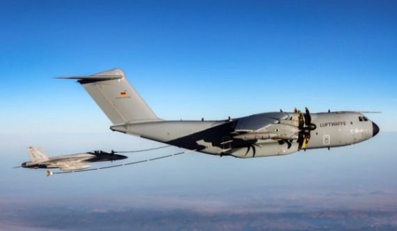 NATO me mesazh, teksa dy aeroplanë luftarak, një amerikan e tjetri gjerman, fluturojnë mbi Baltik