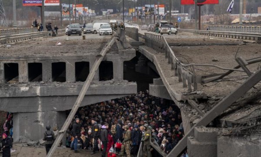 Pamje drithëruese, ukrainasit strehohen nën urën e shkatërruar gjatë përpjekjeve për evakuim
