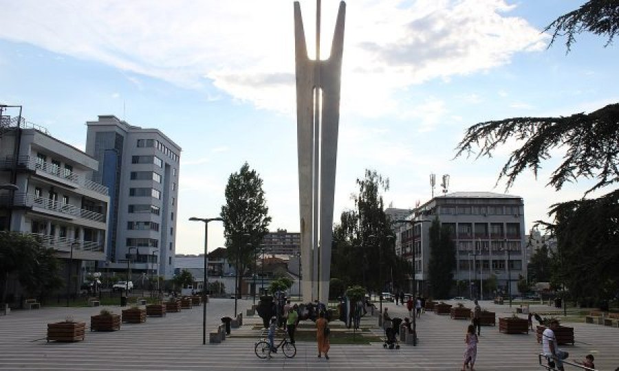 Pas 2 dekadash nisë projekti për vendosjen e Shtatores së Adem Jasharit në Prishtinë