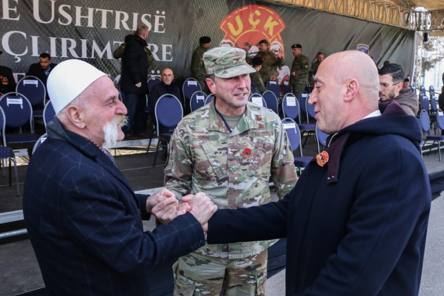 Duke shtrënguar duart me Rifat Jasharin, Haradinaj: Jemi krenarë të gjithë