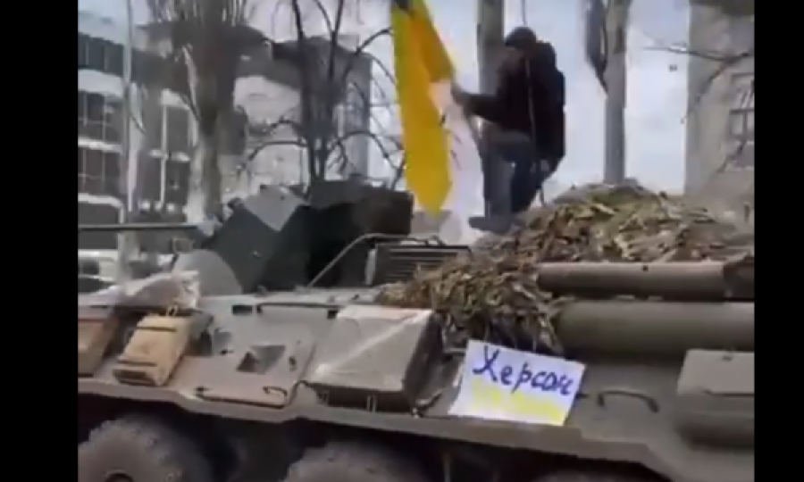 Ukrainasi hip mbi tankun rus në lëvizje dhe valvit flamurin e Ukrainës/VIDEO