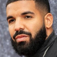 Drake i lë të gjithë pa fjalë, shfaqet në videoklip i veshur me ngjyrat e flamurit kombëtar